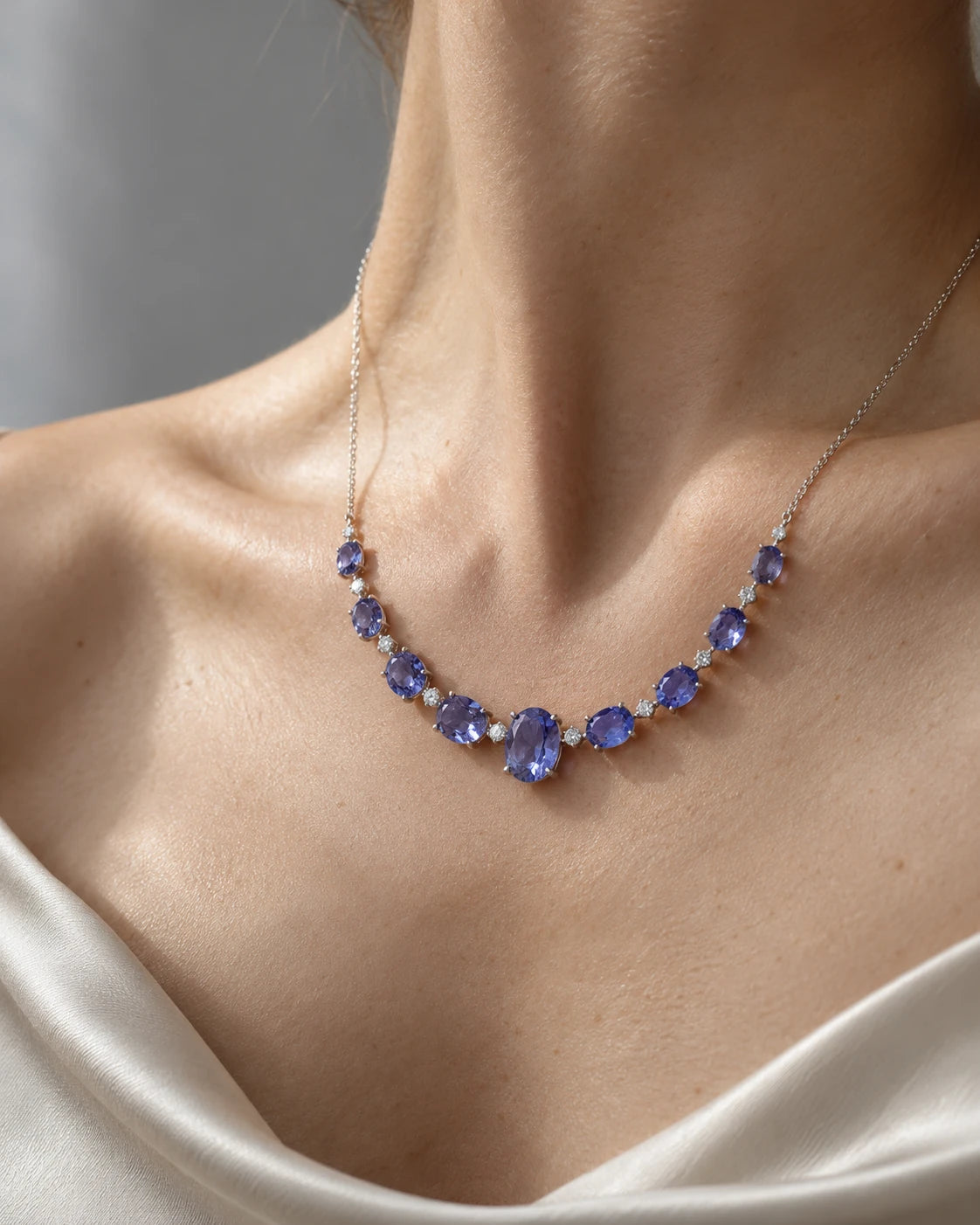 Concept graduated violet-blue necklace worn at the collarbone